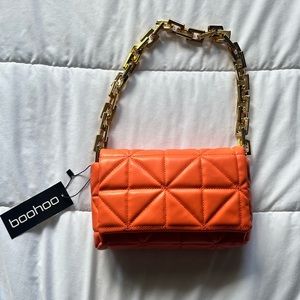 BRAND NEW: 	
Quilted Chunky Chain Shoulder Bag